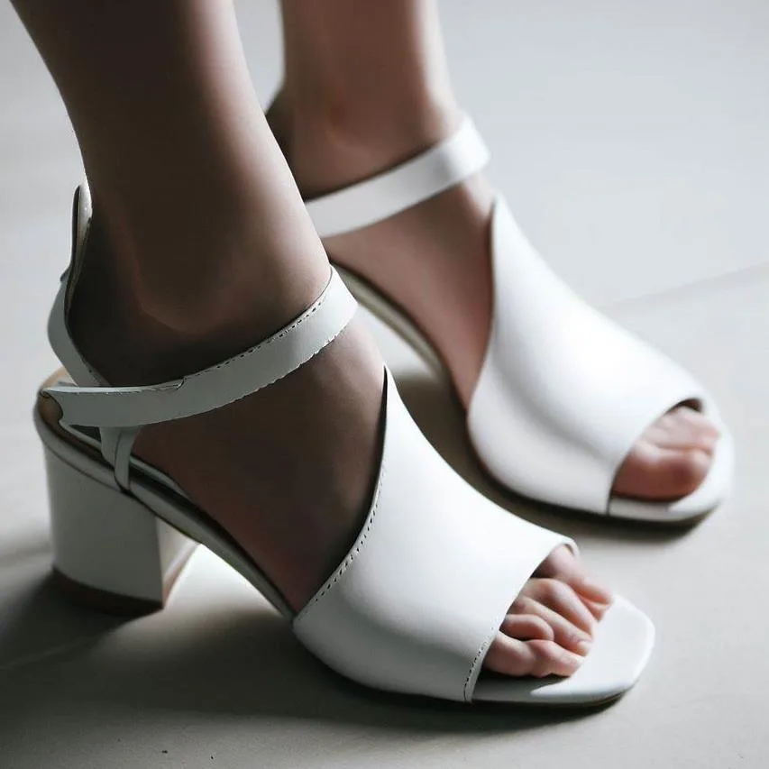 Biele sandále na nízkom opätku: Dokonalá elegancia a pohodlie